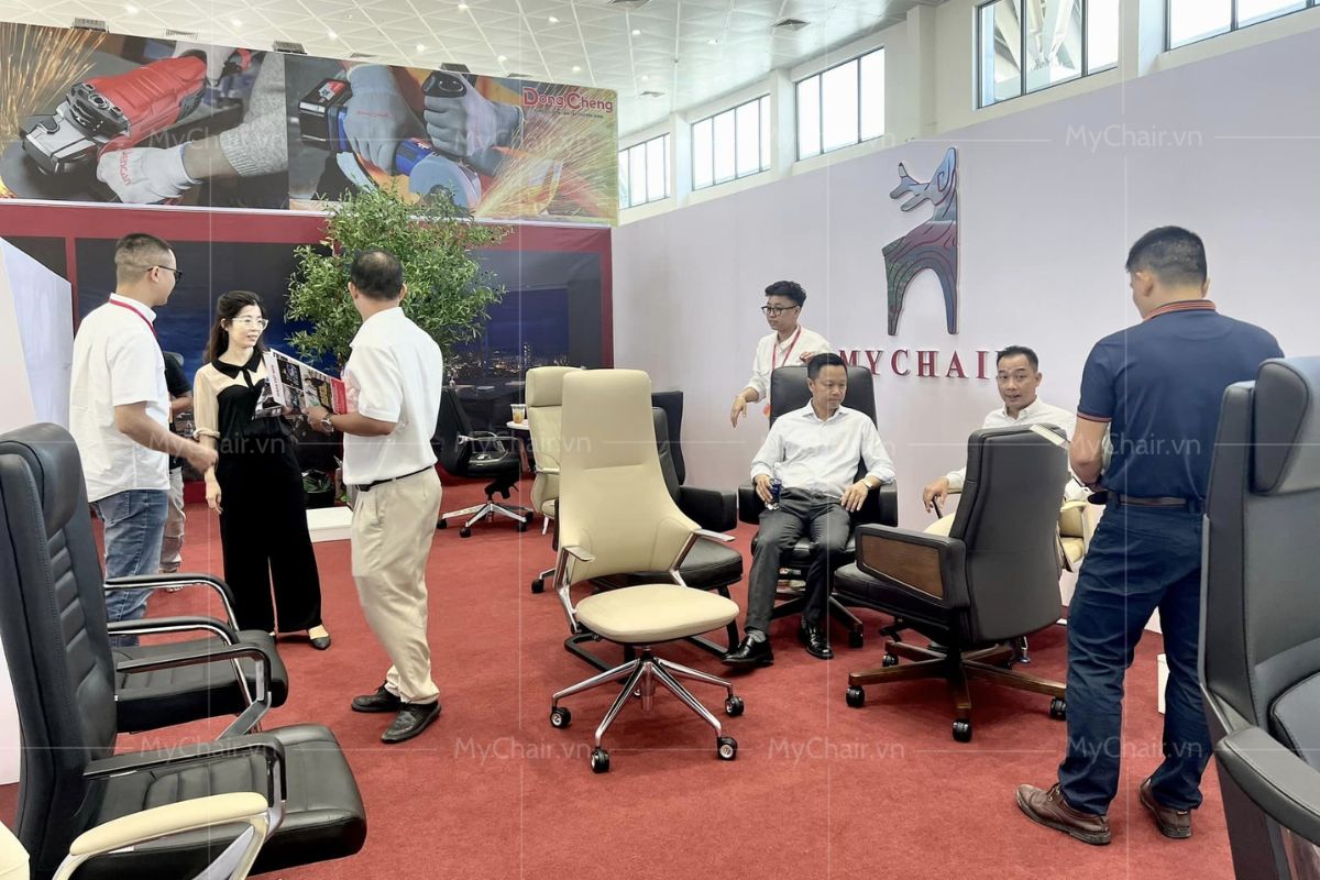 Khách hàng trải nghiệm sản phẩm nội thất MyChair