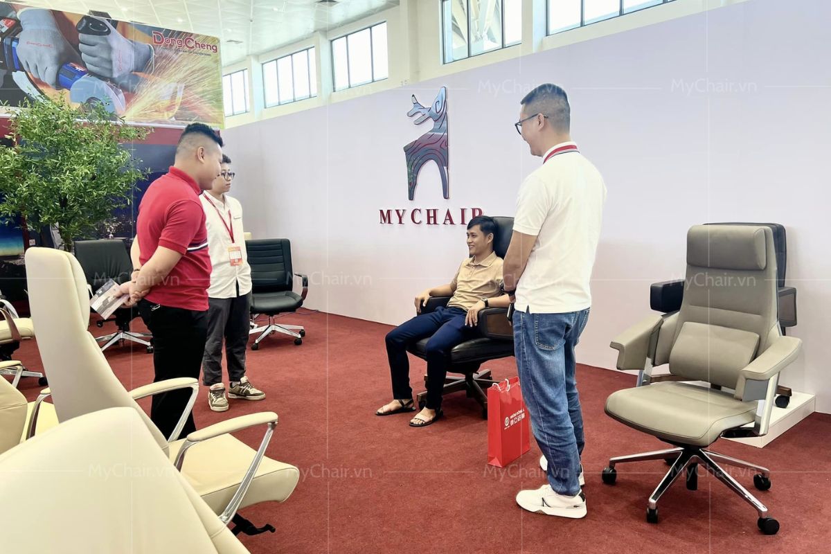 Khách hàng hào hứng trải nghiệm sản phẩm MyChair
