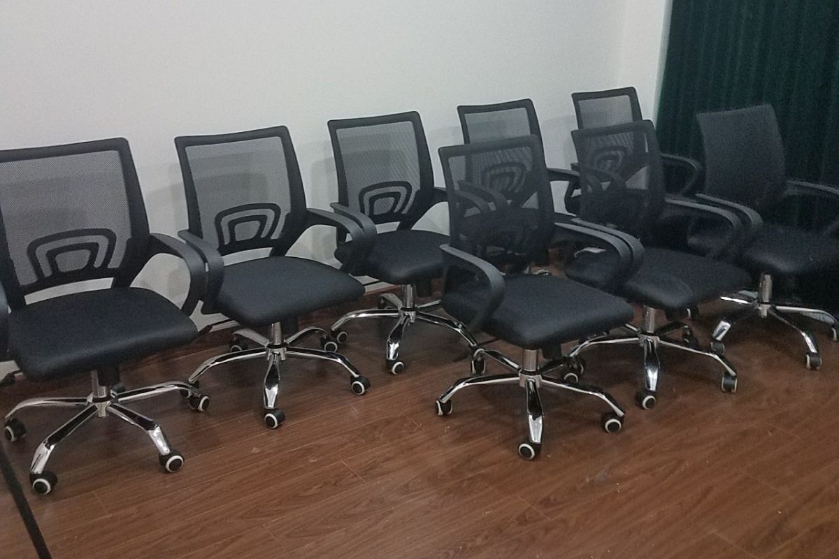 Ghế lưới không chất lượng gây cảm giác bí bách