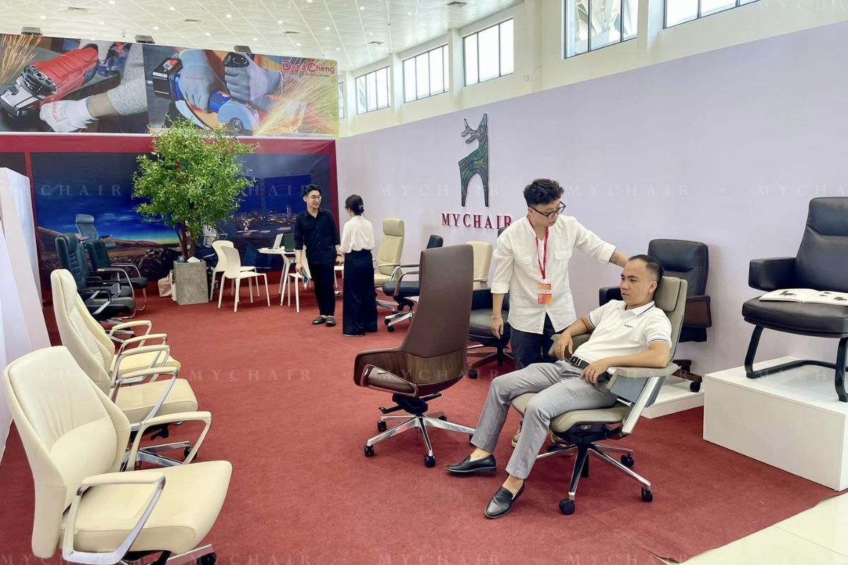 Giám đốc nên ngồi thử ghế trước khi mua