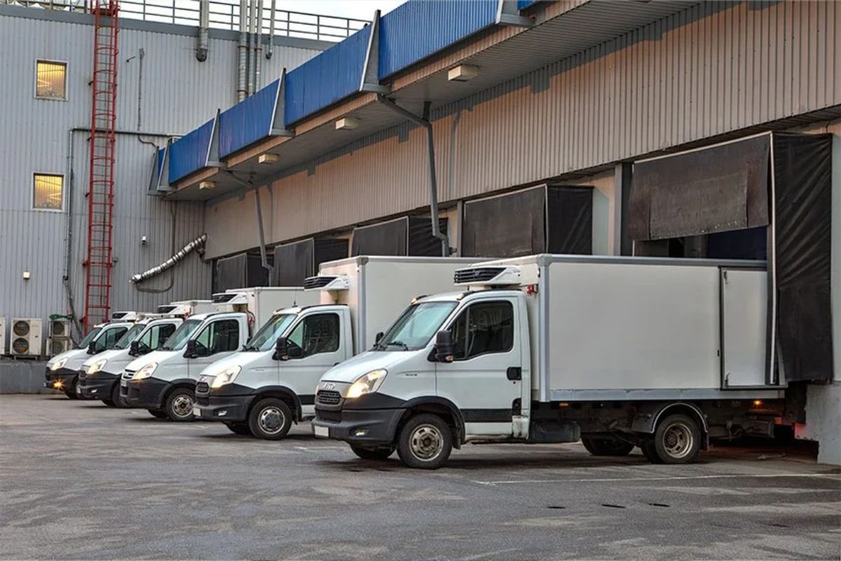 Quy trình bảo quản và vận chuyển tác động đến tình trạng cong vênh của bàn giám đốc gỗ công nghiệp