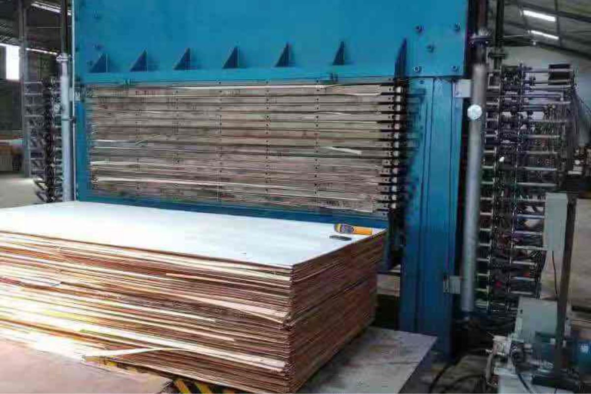 Quy trình ép tác động đến tình trạng cong vênh của bàn giám đốc gỗ công nghiệp