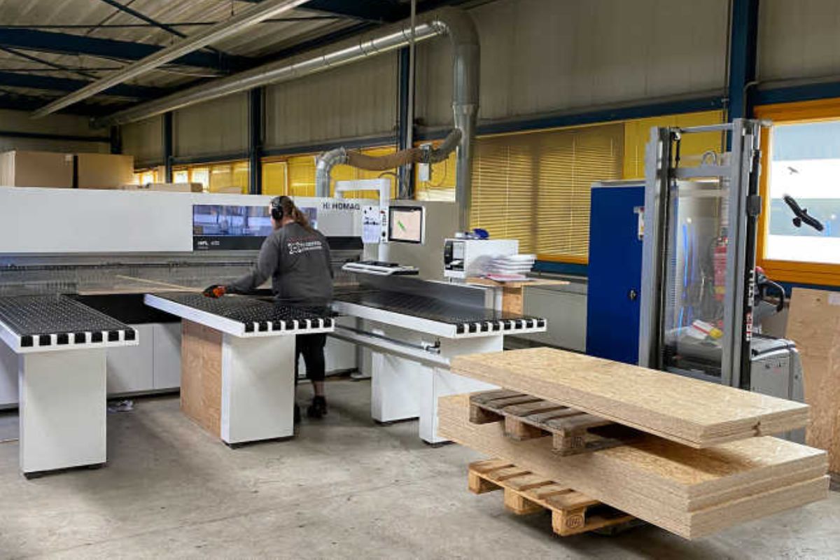 Quy trình gia công tác động đến tình trạng cong vênh của bàn giám đốc gỗ công nghiệp