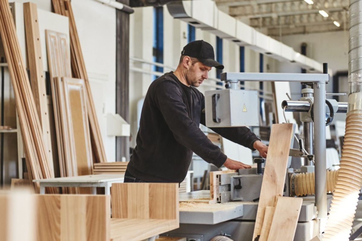 Quy trình xử lý nguyên liệu có ảnh hưởng đến tình trạng cong vênh của bàn giám đốc gỗ công nghiệp