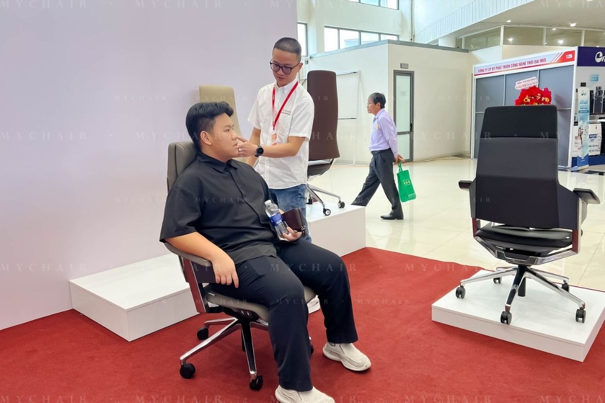 Ngồi thử ghế giám đốc trước khi mua