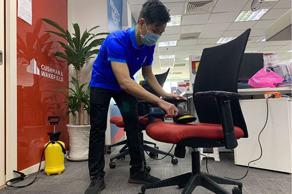 Định kỳ vệ sinh và bảo dưỡng giúp duy trì độ bền của lưới ghế