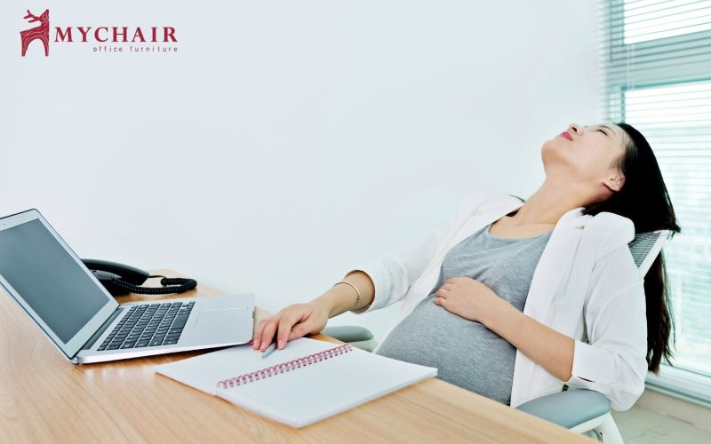 nên chọn các dòng ghế làm việc hỗ trợ lưng cho bà bầu