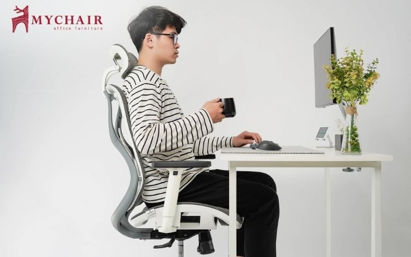 Ghế văn phòng có tay vịn giúp giảm áp lực lên khớp, cơ cánh tay tạo tư thế ngồi làm việc đúng, thoải mái Ghế văn phòng tay vịn giúp tư thế ngồi làm việc được thoải mái, dễ chịu nhất