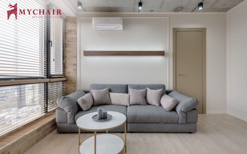 Lựa chọn ghế sofa xám ghi có độ sáng và họa tiết hài hòa với tổng thể kiến trúc căn phòng Chọn ghế theo máu sắc, thiết kế