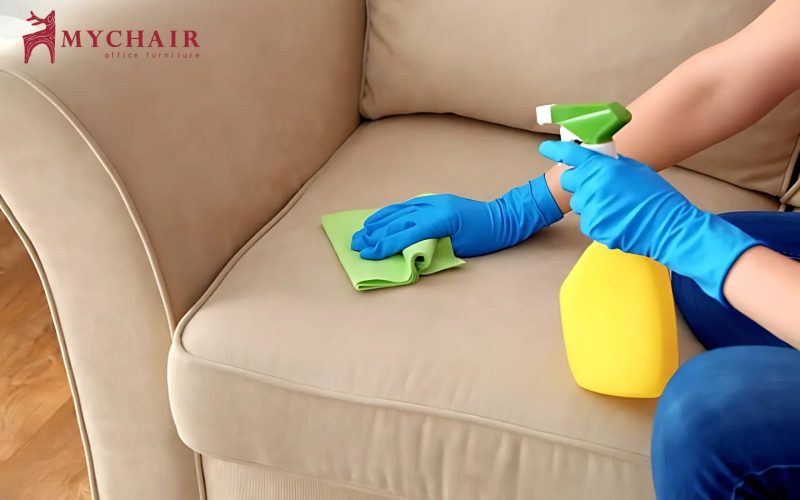 Một lựa chọn khác để làm sạch ghế sofa da hiệu quả và an toàn là sử dụng các dung dịch tẩy rửa chuyên dụng Một lựa chọn khác để làm sạch ghế sofa da hiệu quả và an toàn là sử dụng các dung dịch tẩy rửa chuyên dụng