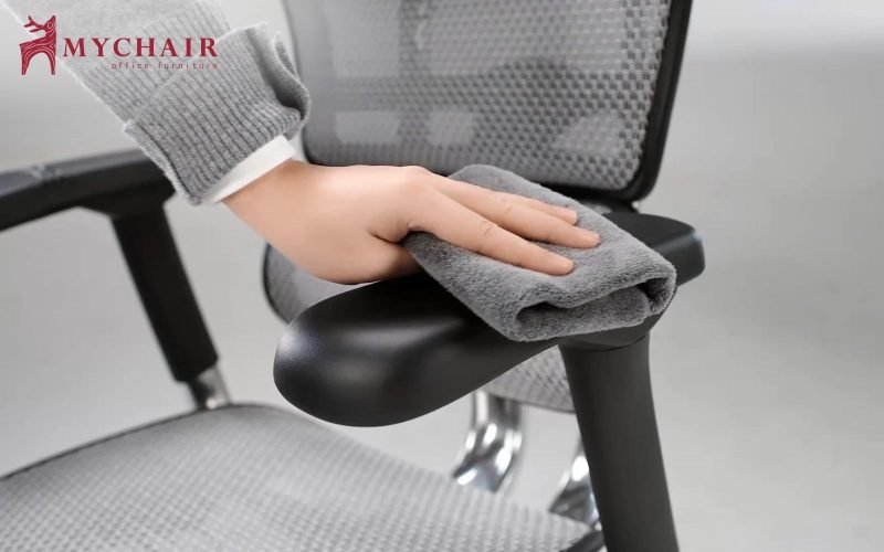 Cách sử dụng ghế phòng họp bền bỉ – Vệ sinh ghế ít nhất 3 tháng/lần với chất tẩy rửa chuyên dụng Vệ sinh thường xuyên là một trong những cách sử dụng ghế phòng họp bền bỉ