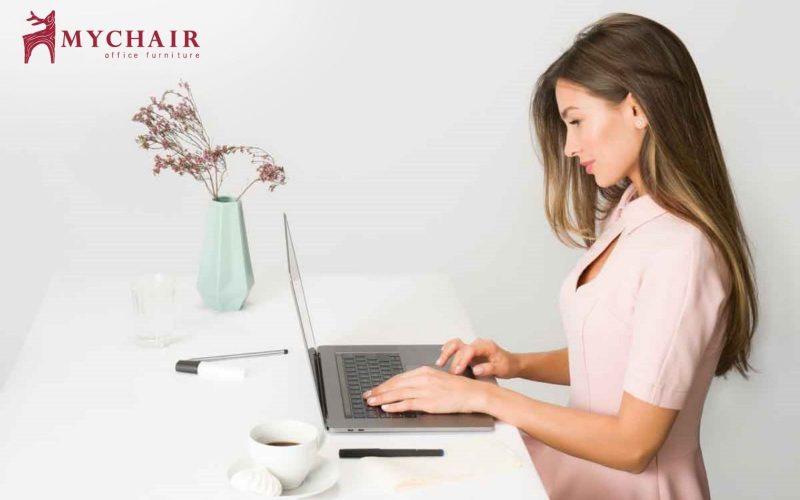 Khuỷu tay nên đặt sát người, không dang quá rộng ra hai bên Khuỷu tay nên đặt sát người, không dang quá rộng ra hai bên