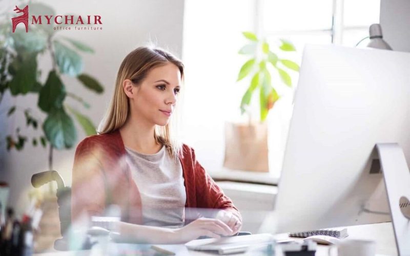 Việc cúi đầu kéo dài sẽ khiến bạn dễ bị đau mỏi vai gáy Việc cúi đầu kéo dài sẽ khiến bạn dễ bị đau mỏi vai gáy