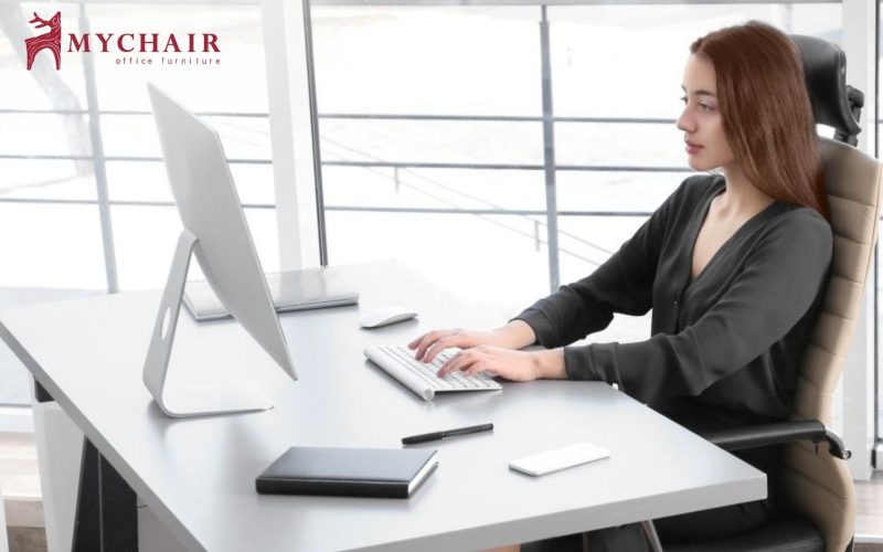 Tư thế ngồi đúng cho dân văn phòng là tựa lưng nhẹ vào ghế Tư thế ngồi đúng cho dân văn phòng là tựa lưng nhẹ vào ghế
