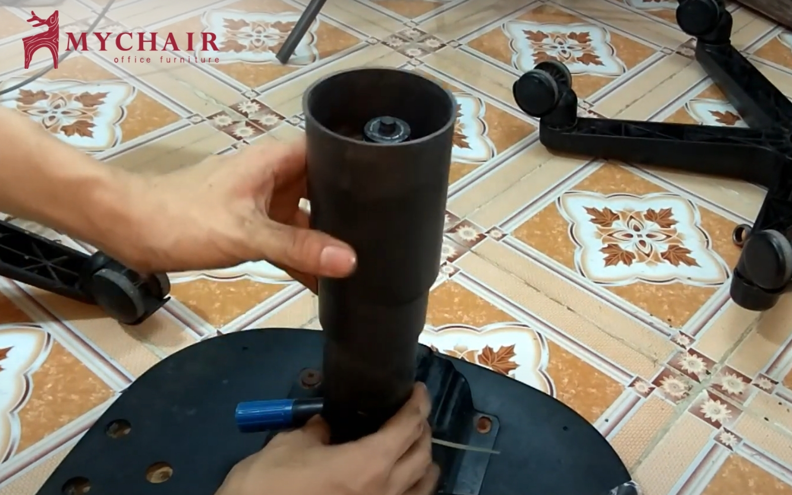 Tháo ống chụp nhựa Bước 4 – Gỡ ống chụp nhựa