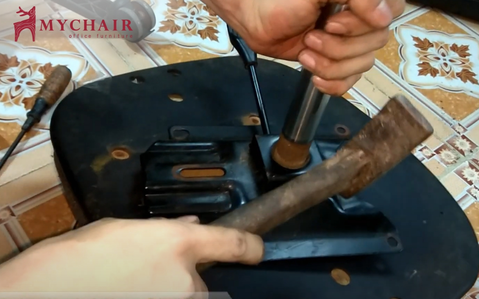 Cách thay piston ghế xoay khỏi chân: Dùng búa đập nhẹ vào đầu piston bên dưới Cách thay piston ghế xoay khỏi chân: Dùng búa đập nhẹ vào đầu piston bên dưới