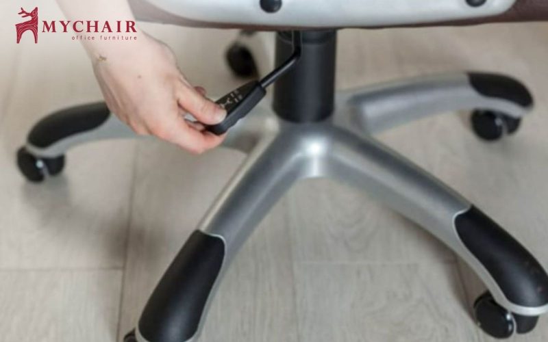 Cách hạ ghế xoay dễ dàng chỉ với một thao tác đơn giản