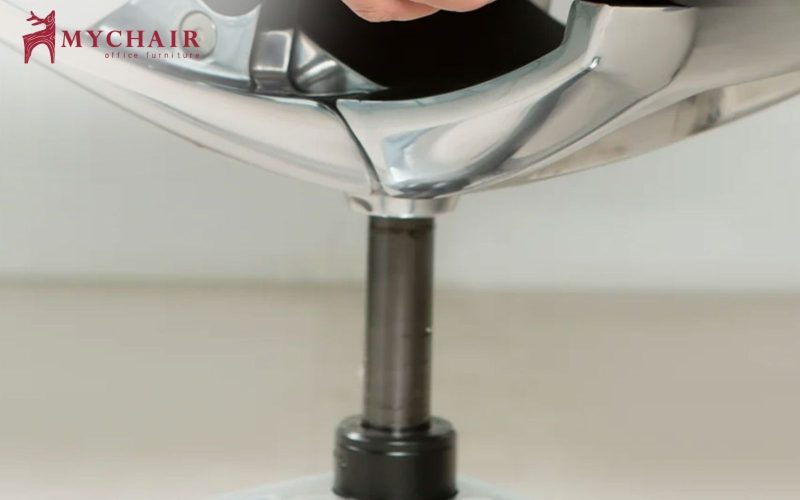 Ghế chân xoay phát ra tiếng kêu khi ngồi