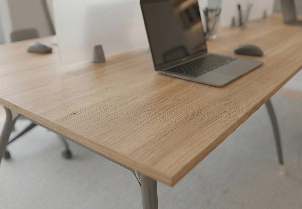 b&agrave;n họp ch&acirc;n sắt mc61d