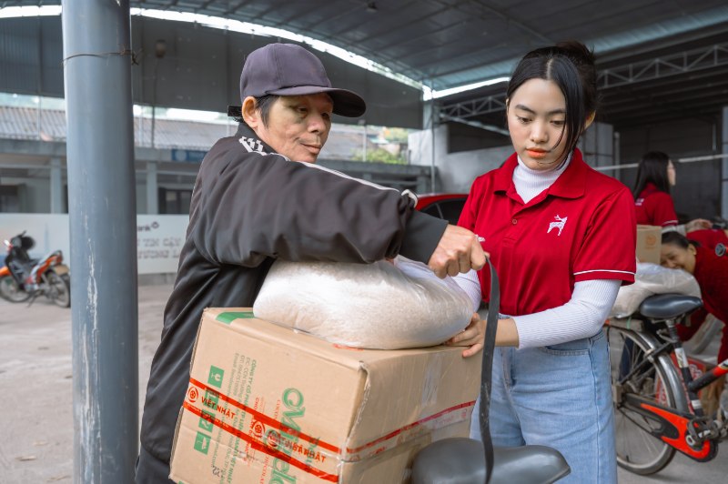 nhân viên mychair hỗ trợ người dân chăng đồ lên xe