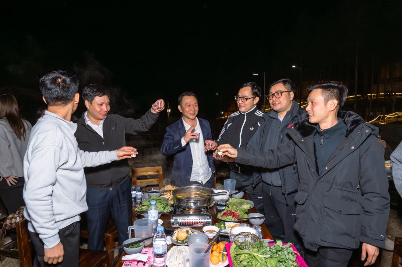 ban lãnh đạo và cổ đông mychair nâng ly chúc mừng