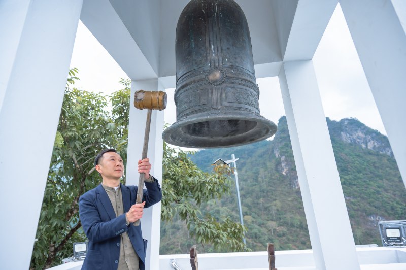 tổng giám đốc mychair thực hiện nghi thức thỉnh chuông tưởng niệm