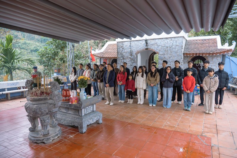 tập thể mychair dâng hương tại đền thờ các Anh hùng Liệt sỹ Mặt trận Vị Xuyên