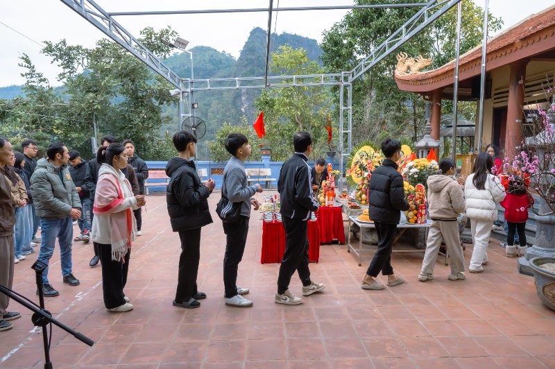 tập thể mychair dâng hương tại đền thờ các Anh hùng Liệt sỹ Mặt trận Vị Xuyên